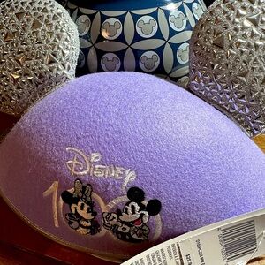 Bundle::: Disney 100 ear hat w/ tag & disney tea pot.